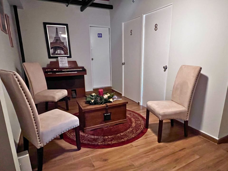Grand Room, 1 double bed, Bathroom is not inside | Living area