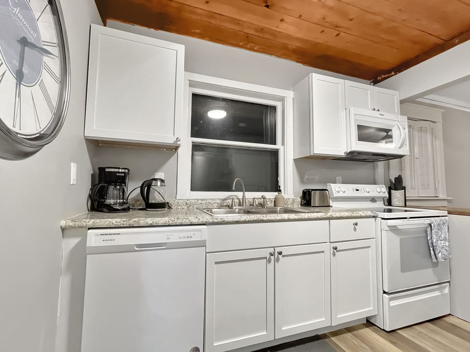 Quick and easy to cook with this fully furnished kitchen 