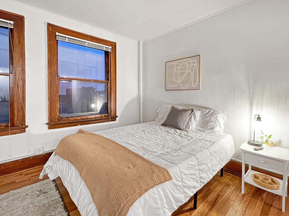 Plush queen bed - Over view