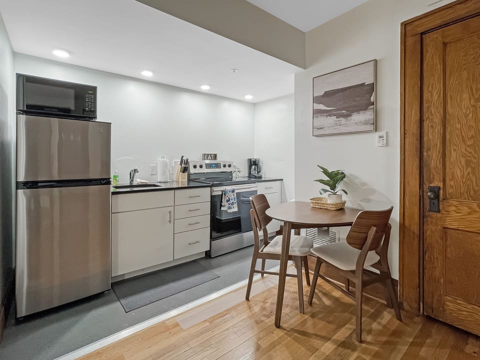 LARGE Studio with dedicated kitchen and eating space 