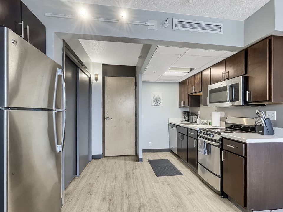 Full Kitchen complete with all the appliances and ammenities