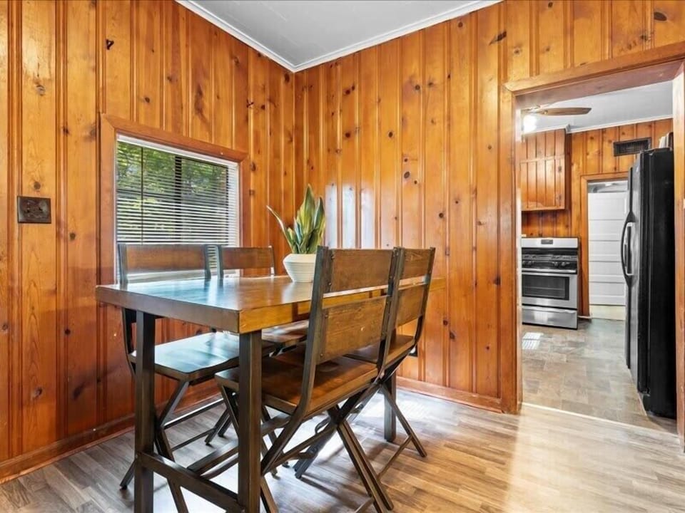 Woody dining area 