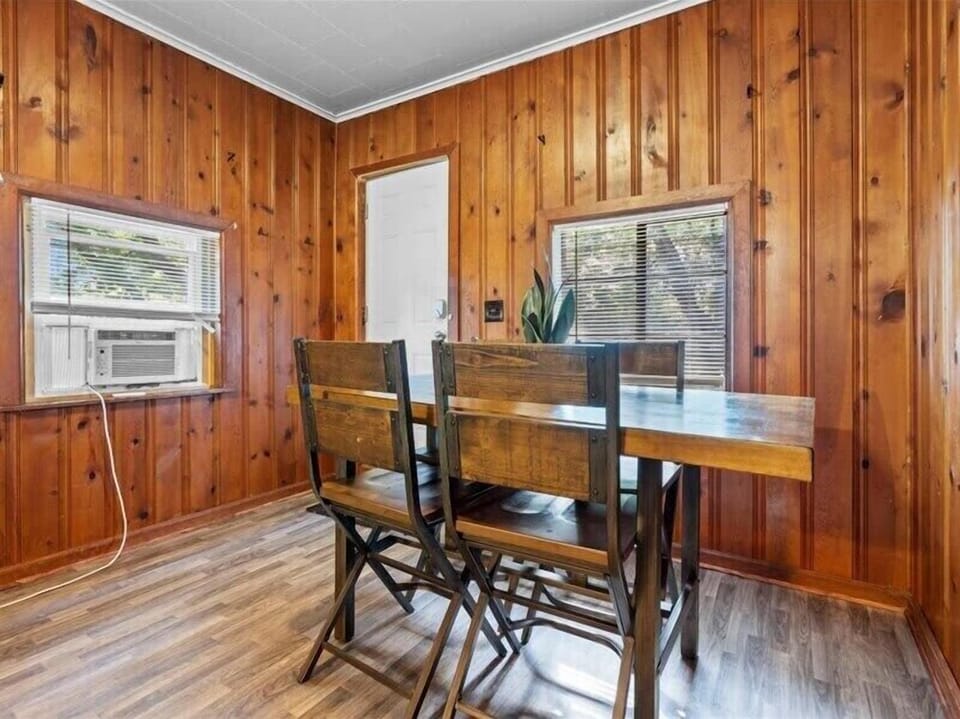 Woody dining with air-condition