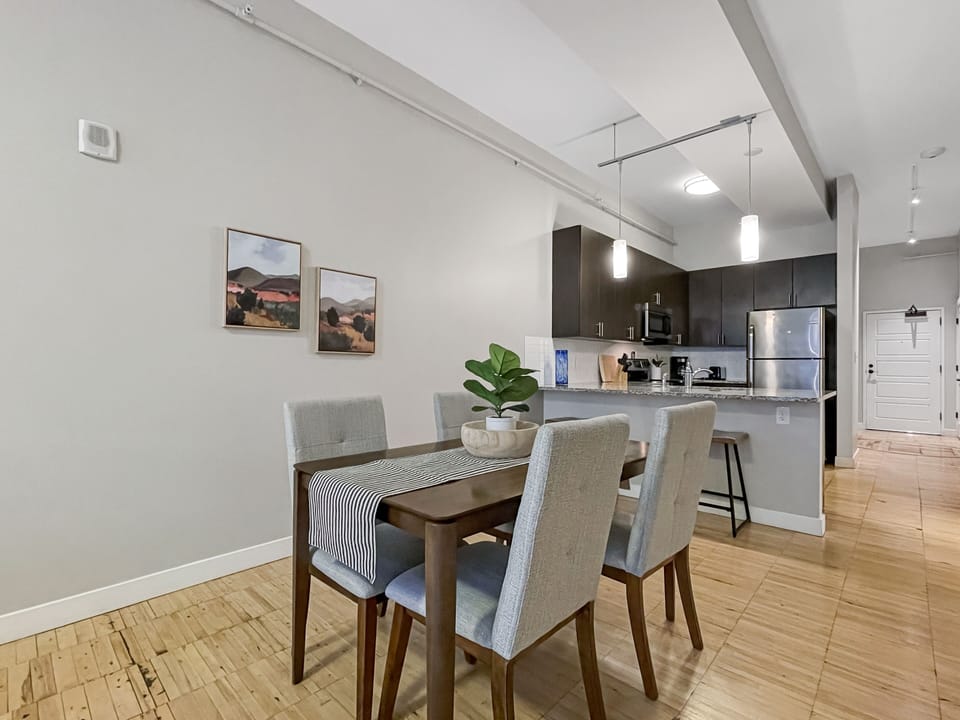 Table for 4, seating for 6 with bar