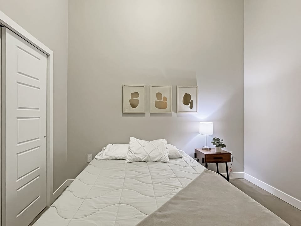 Take a pause and rest with this comfy queen bed plush