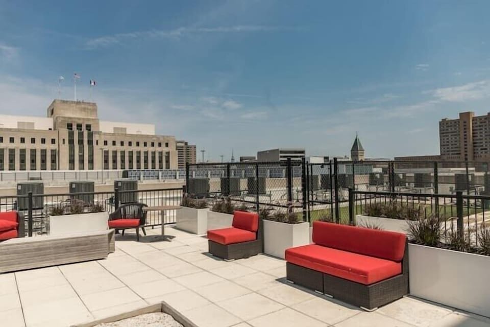 Outdoor seating & patio
