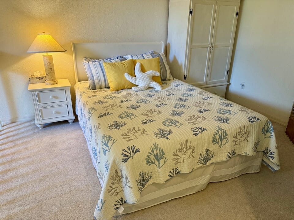 Queen bed in relaxing loft.