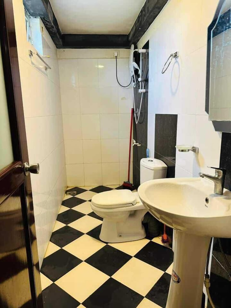 Family Triple Room | Bathroom | Free toiletries, towels