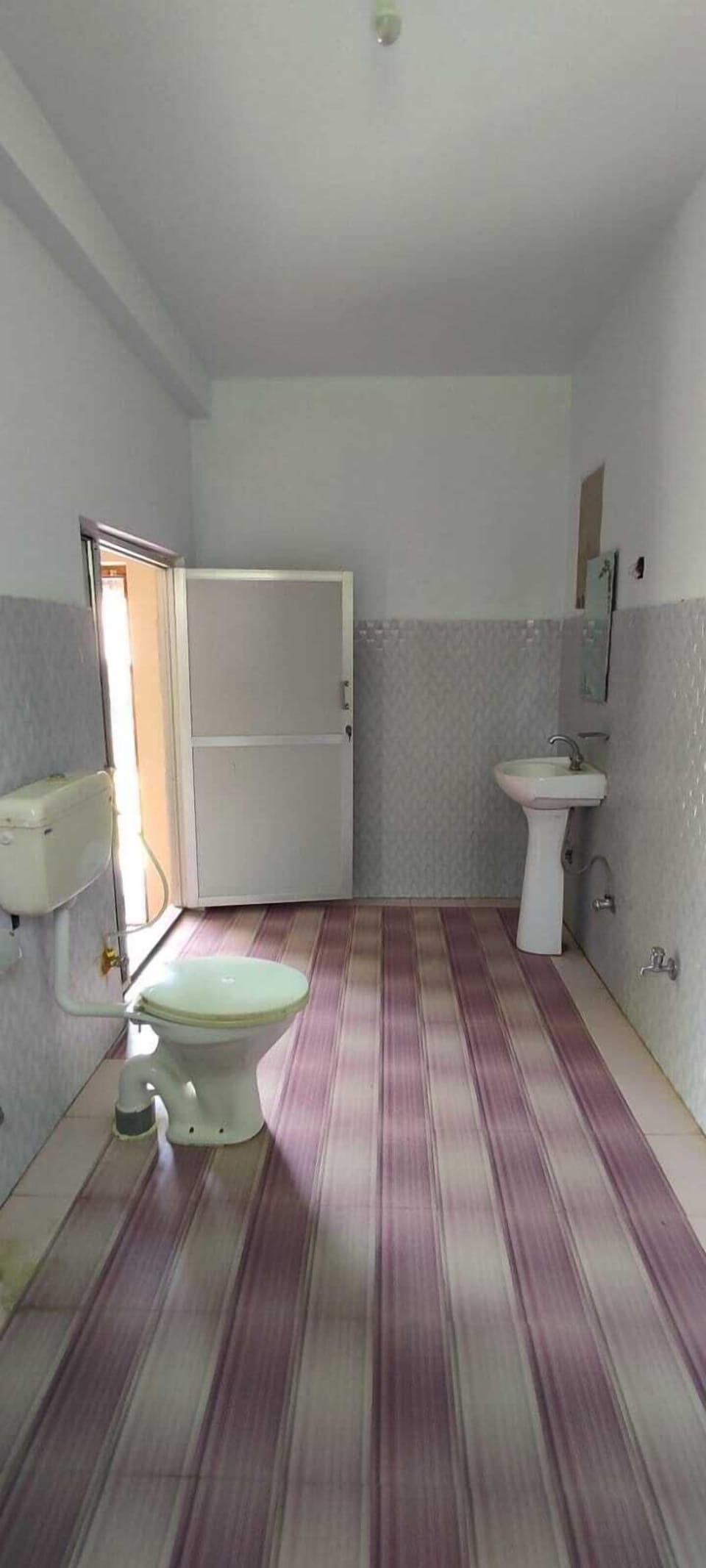 Classic Double or Twin Room | Bathroom | Free toiletries, slippers