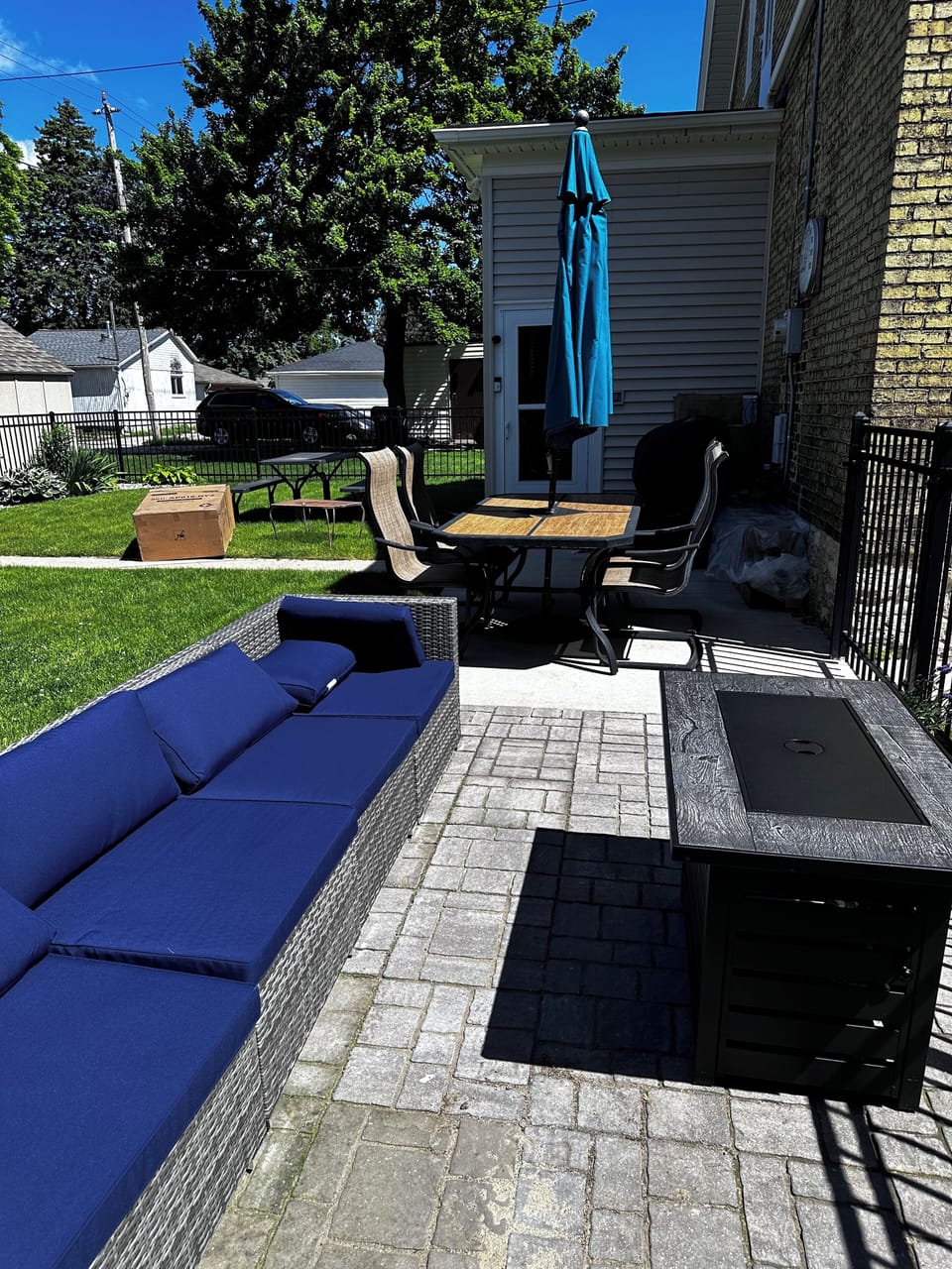 Patio, seats 6 guests with fire pit