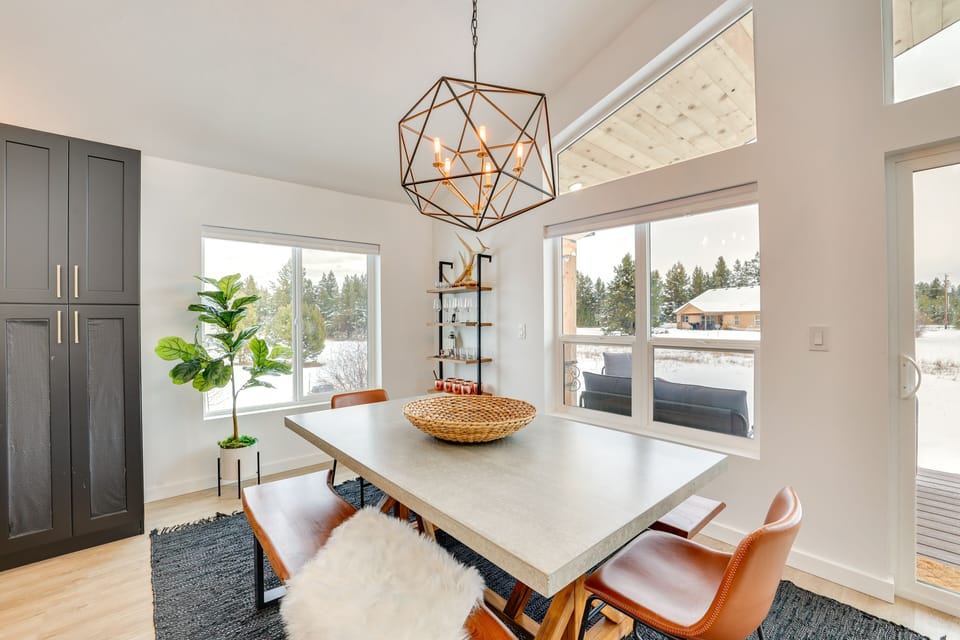 Dining Area | Dishware & Flatware Provided