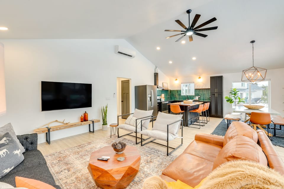 Living Room | Free WiFi | Smart TV | Zone Heating & A/C