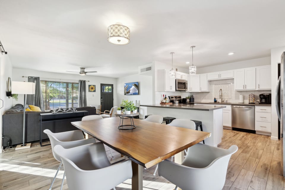 Seating for 6 in the dining room
