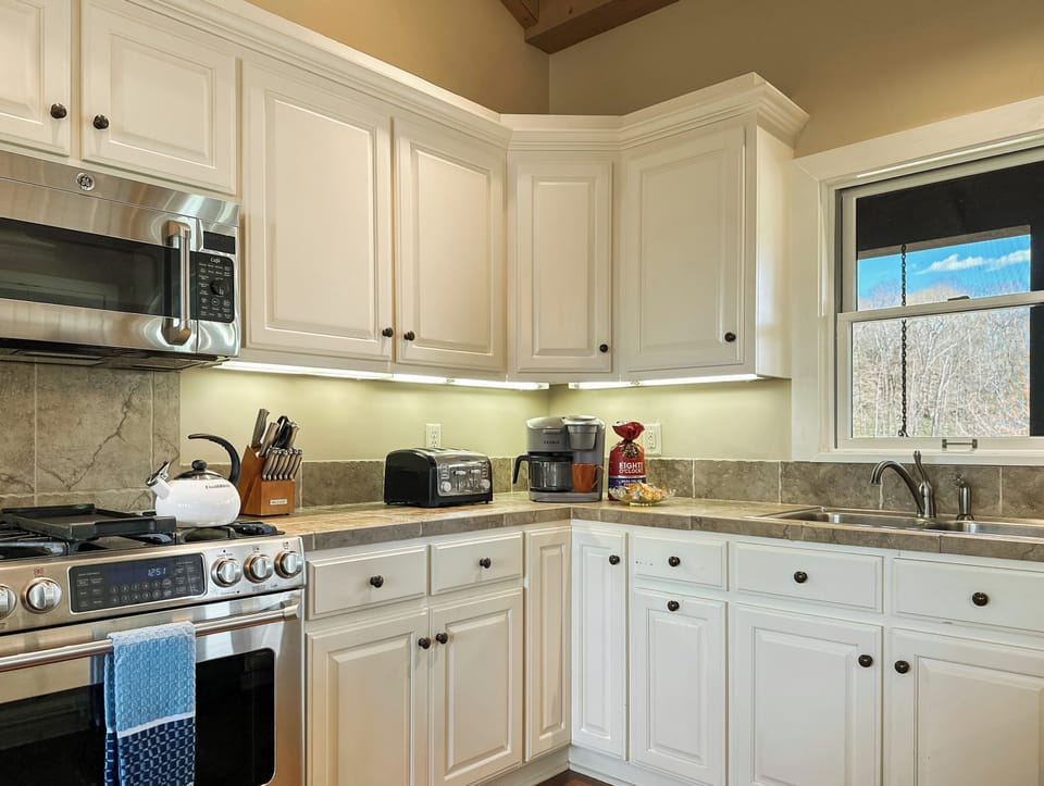 You'll have plenty of space in this fully stocked kitchen.