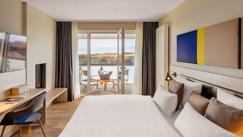 Sandburg Suite | Hypo-allergenic bedding, memory foam beds, in-room safe, desk