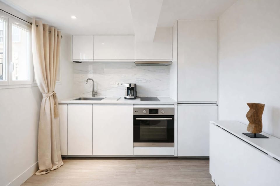 Functional and stylish living space with a beautiful kitchen