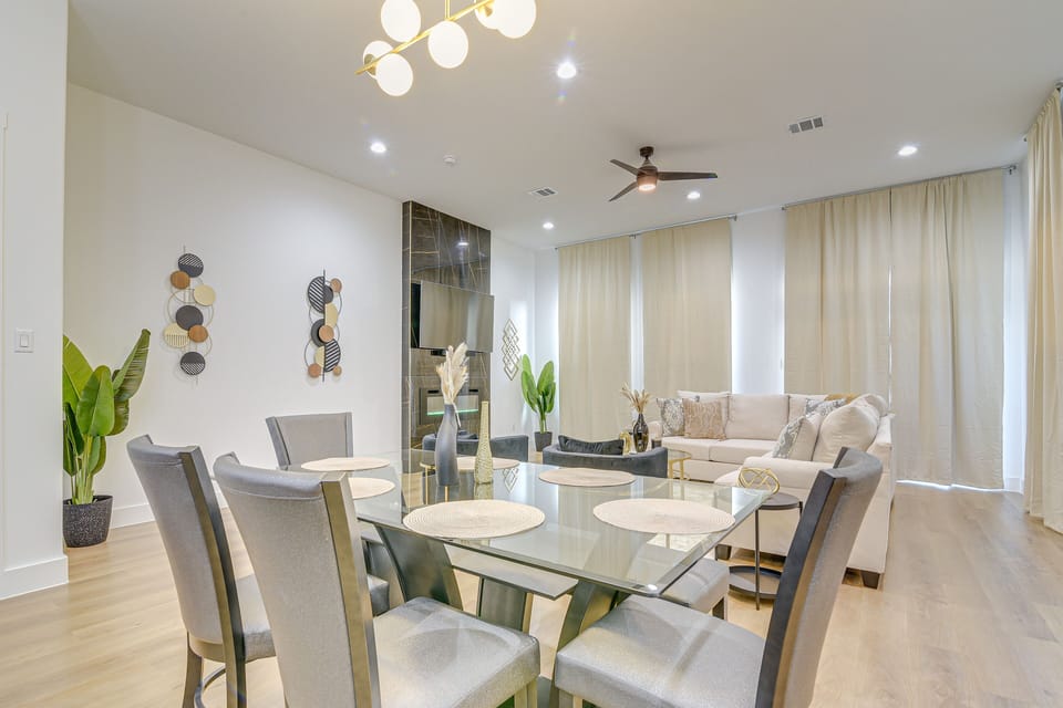 Living Room & Dining Area | 1st Floor | Smart TV w/ Netflix | Free WiFi
