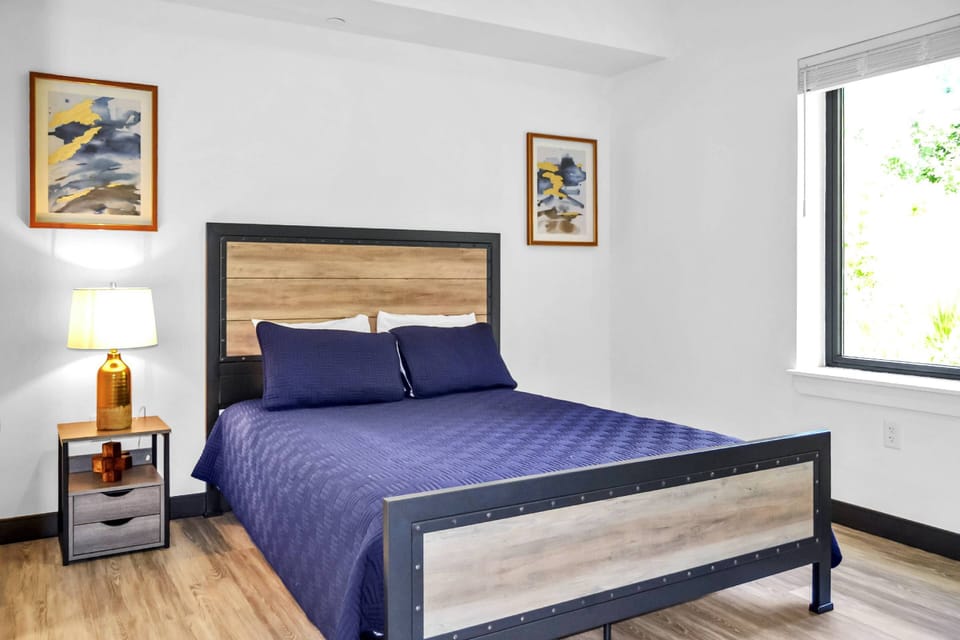 Second bedroom with Queen size bed (front view)