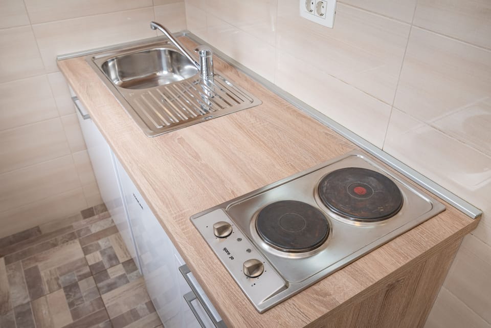 Studio, Balcony, Garden View | Private kitchen