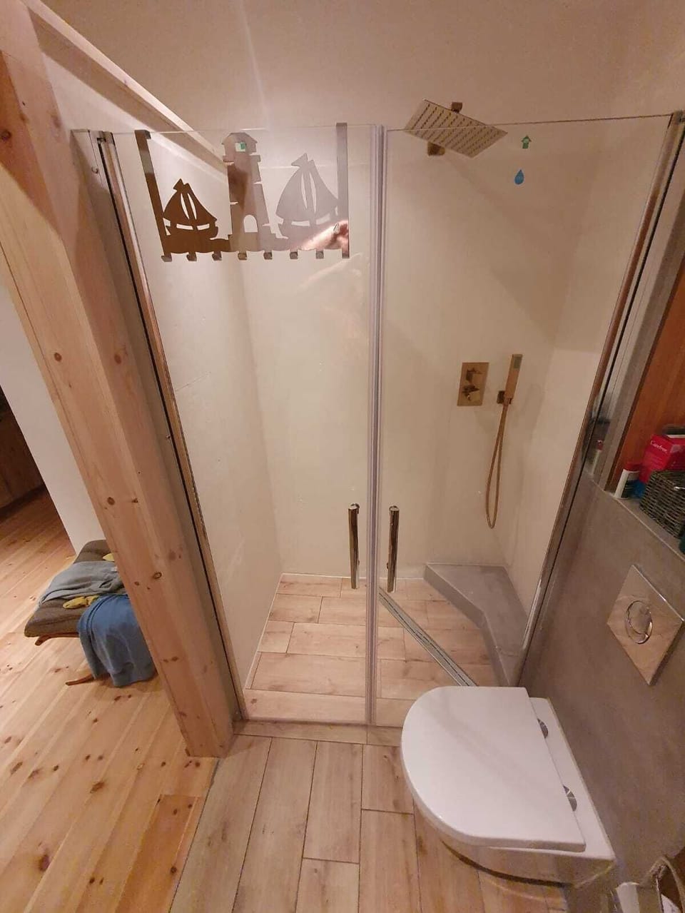 Desk, soundproofing, free WiFi, bed sheets