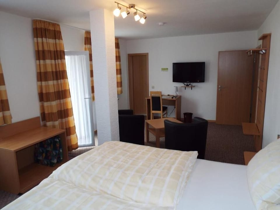 Desk, soundproofing, free WiFi, bed sheets