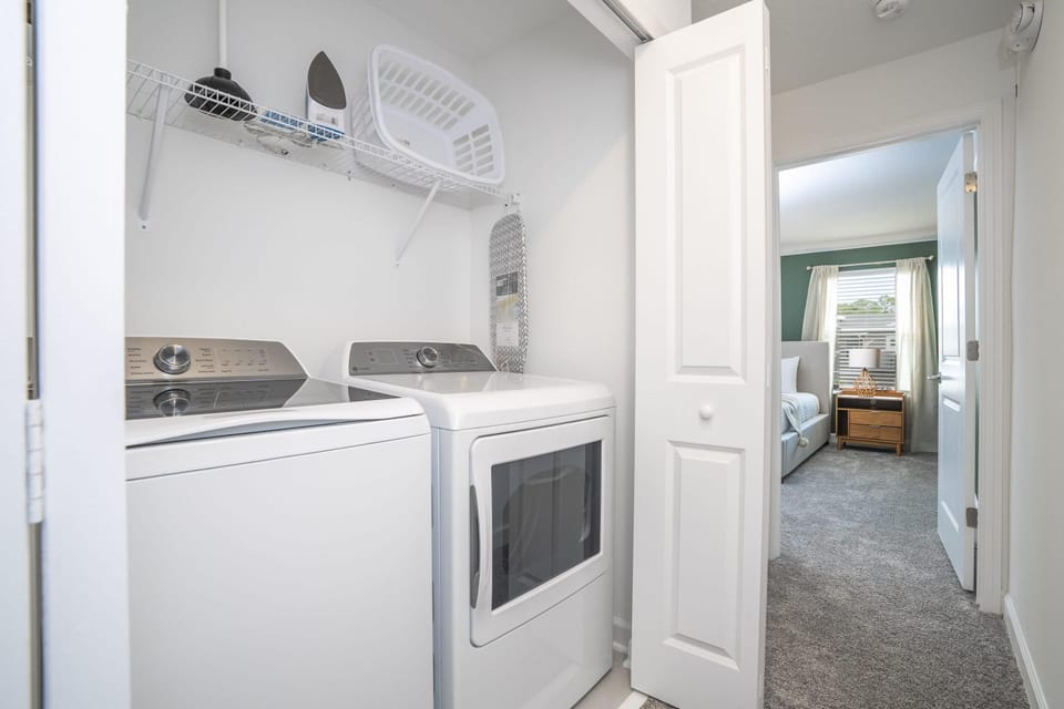 House | 4 bedrooms, desk, iron/ironing board, Internet
