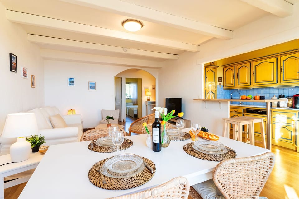 This bright and welcoming space combines a cozy living room, an elegant dining area, and a Mediterranean-style open kitchen. Perfect for sharing enjoyable moments with family or friends.