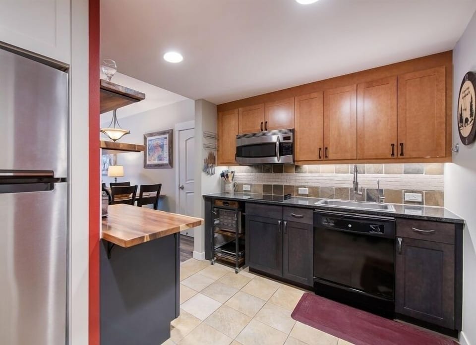 Condo, 1 Bedroom | Private kitchen | Coffee/tea maker, toaster