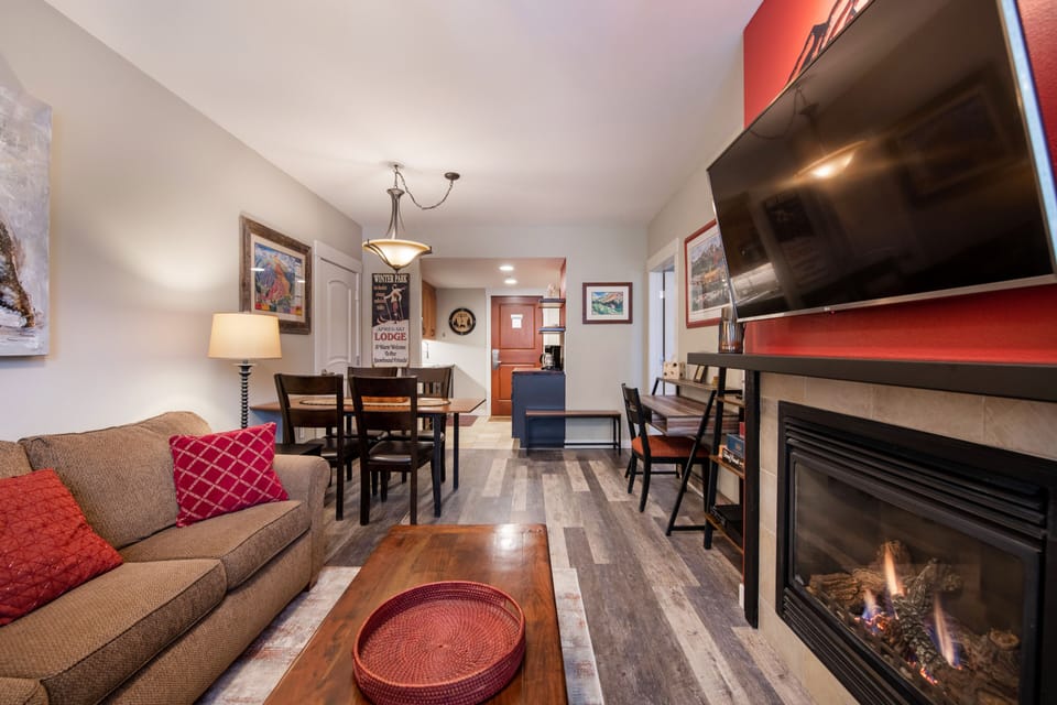 Condo, 1 Bedroom | Living area