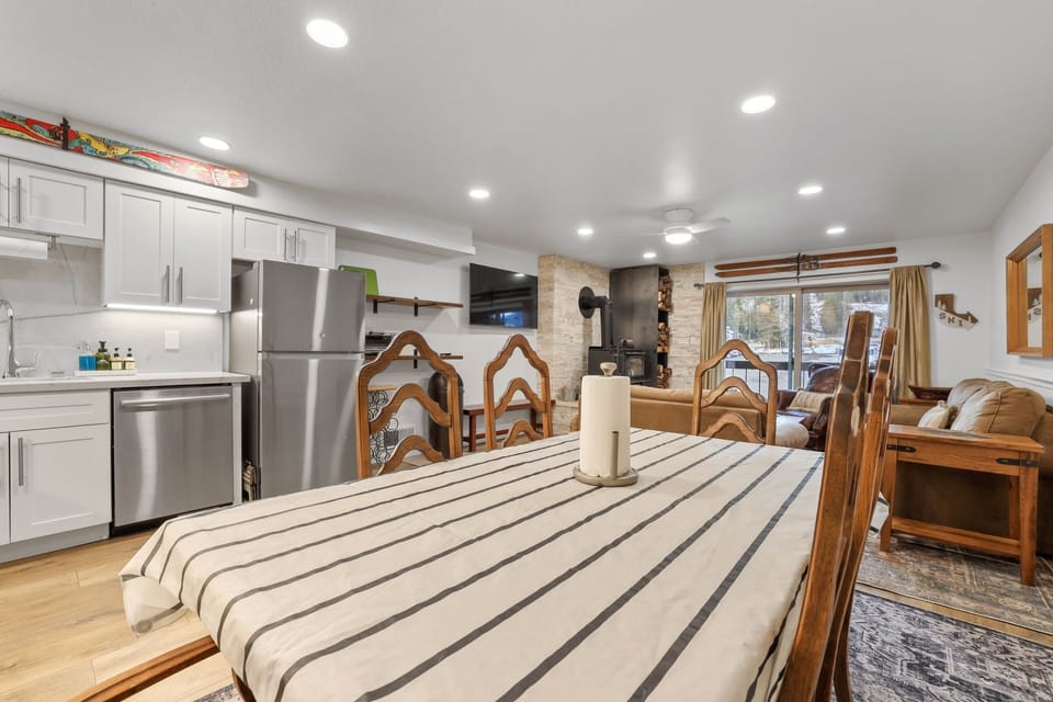 Condo, 2 Bedrooms | Private kitchen | Fridge, oven