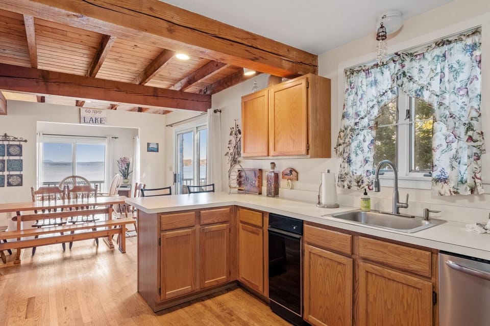 kitchen- ample space to prepare your vacation meals!