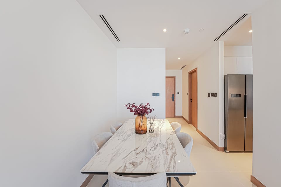 Elite Apartment, 3 Bedrooms, Balcony, Harbor View | Dining room