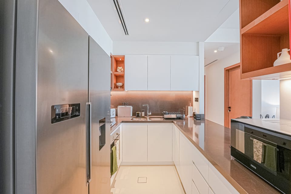 Elite Apartment, 3 Bedrooms, Balcony, Harbor View | Private kitchen | Full-size fridge, microwave, oven, stovetop