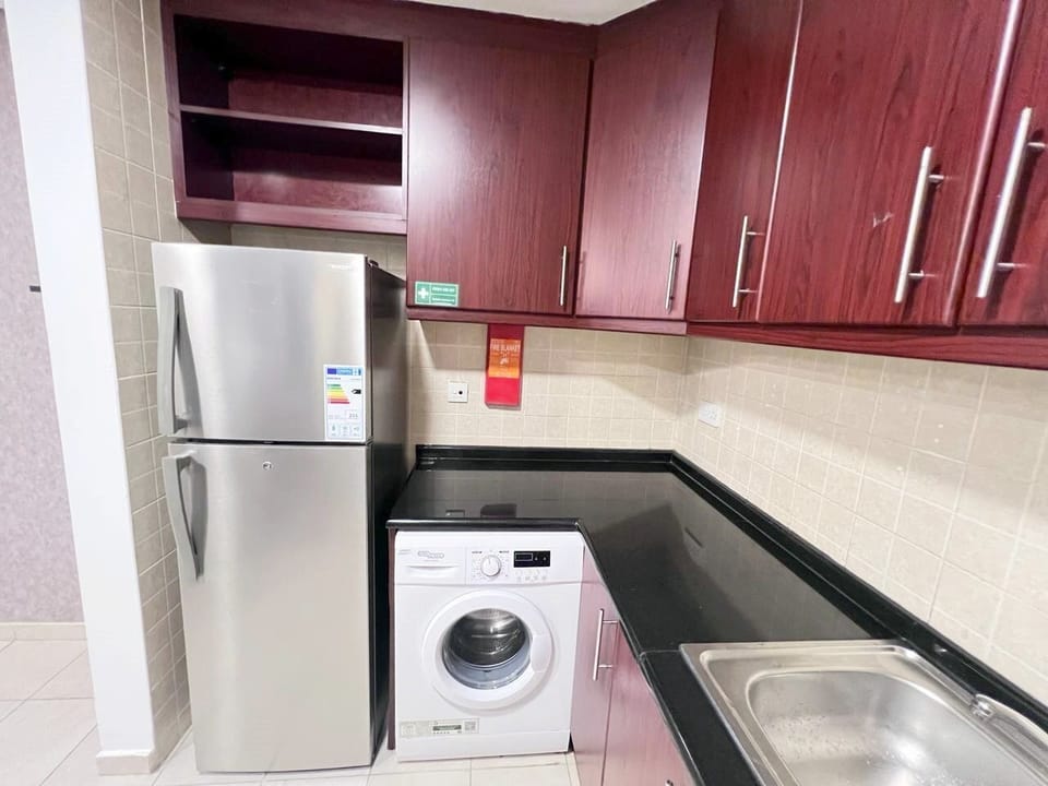 Deluxe Apartment | Private kitchen | Full-size fridge, microwave, oven, coffee/tea maker