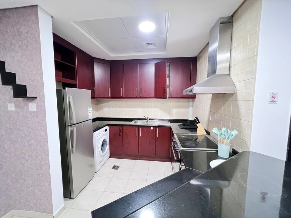 Deluxe Apartment | Private kitchen | Full-size fridge, microwave, oven, coffee/tea maker