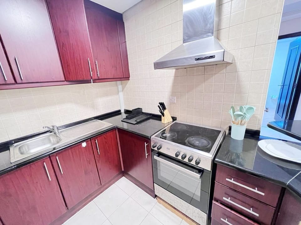 Deluxe Apartment | Private kitchen | Full-size fridge, microwave, oven, coffee/tea maker