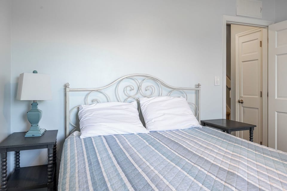 Bedroom #1 (Queen)