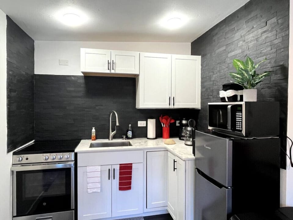 Fully stocked kitchen with all the essentials!