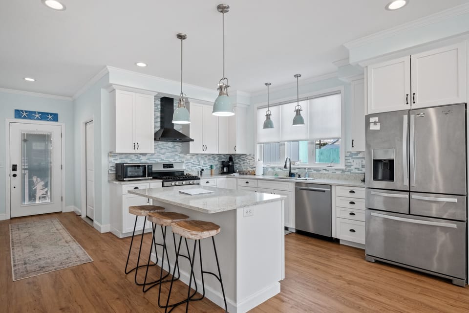 Large kitchen equipped with modern appliances!