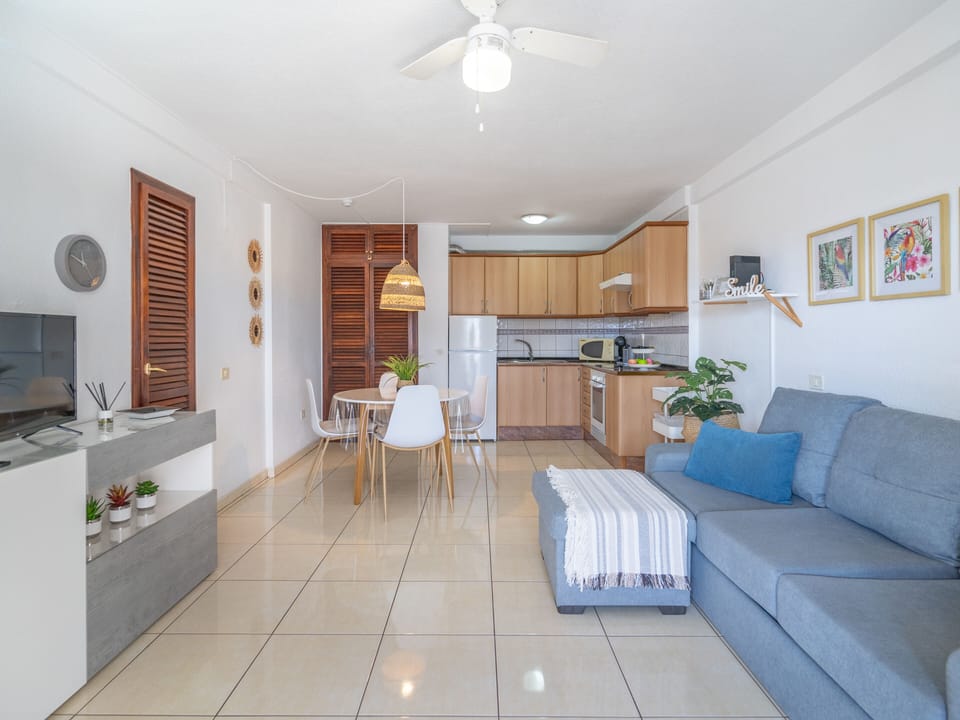Enjoy a soft and warm atmosphere in this very bright living room.