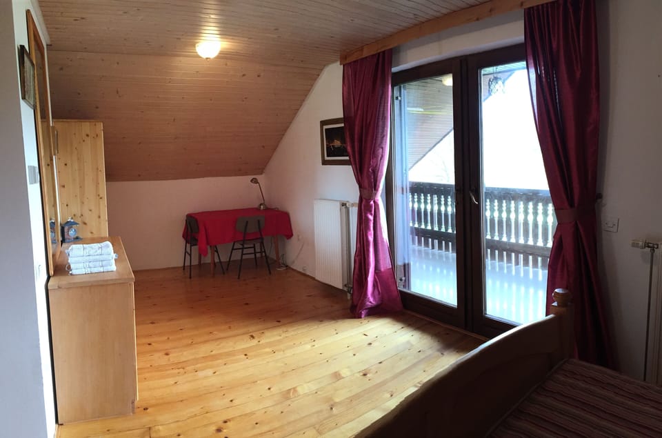 2nd floor bedroom (queen bed)