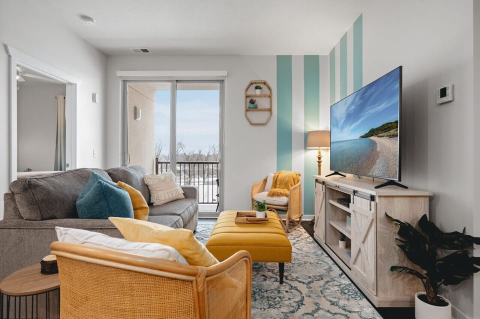 Comfy living room with Queen sofa bed and twin roll away bed for sweet dreams 🛋️🛏️