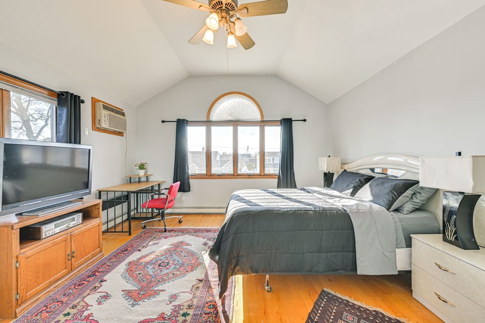 Bedroom | Queen Bed | Linens Provided | Hangers | WFH Desk