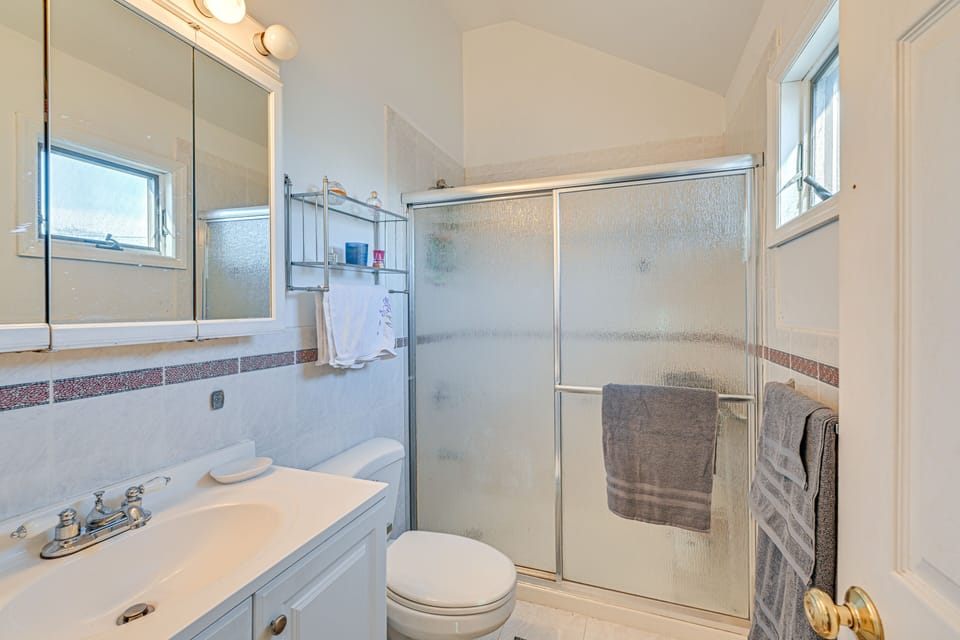 Full Bathroom | Towels Provided | Complimentary Toiletries