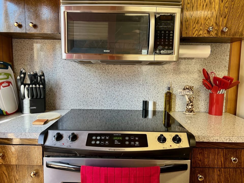 Equipped kitchen for family meals, like home. Find all the tools for cooking.
