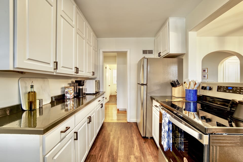Compact and fully equipped kitchen with lots of cupboard