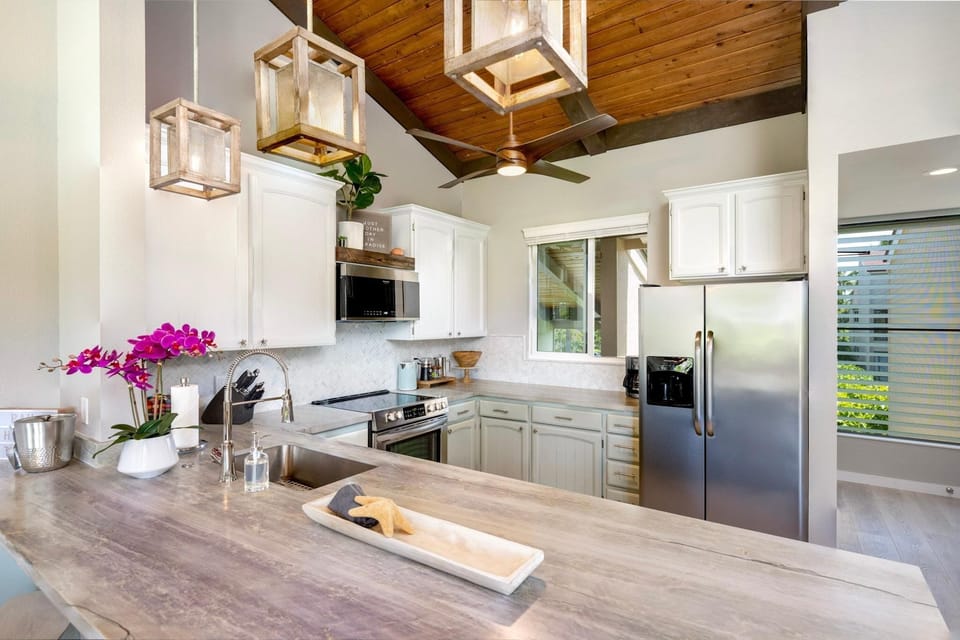 Condo, Multiple Beds (CheCaHale: Gorgeous Top Floor Corner ) | Private kitchen | Oven, toaster, paper towels