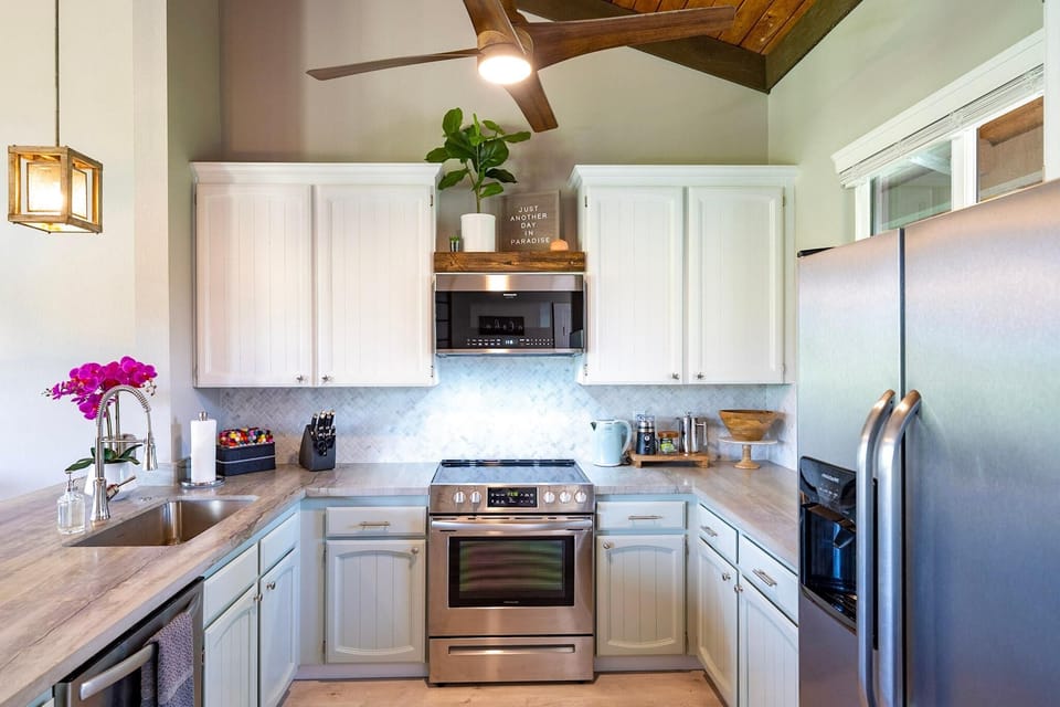 Condo, Multiple Beds (CheCaHale: Gorgeous Top Floor Corner ) | Private kitchen | Oven, toaster, paper towels