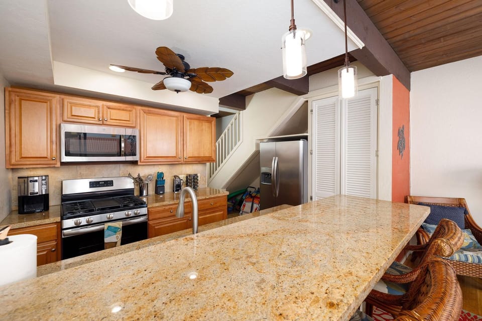 Condo, Multiple Beds (Kona Mansions 225 Top Floor 2 story O) | Private kitchen | Oven, toaster, paper towels