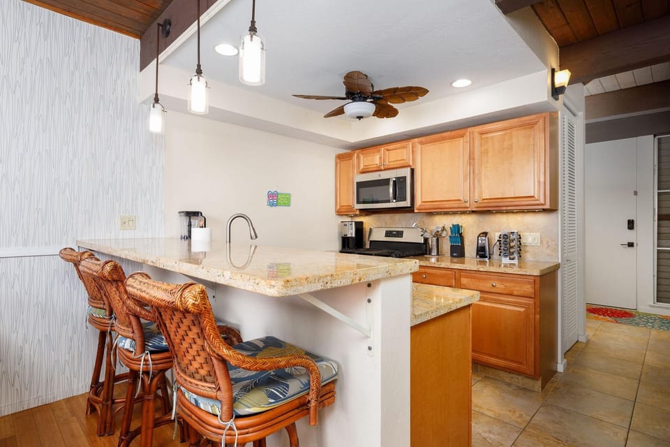 Condo, Multiple Beds (Kona Mansions 225 Top Floor 2 story O) | Private kitchen | Oven, toaster, paper towels